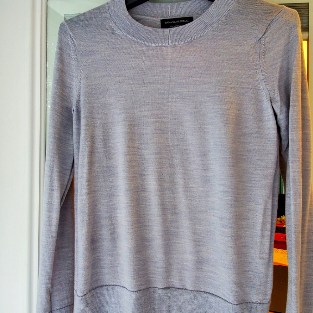 Banana Republic merino wool sweater. No tags, washed but never worn. Size small